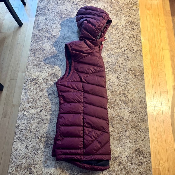 Lolë Insulated & Packable Downfilled Hooded Vest - Picture 4 of 8